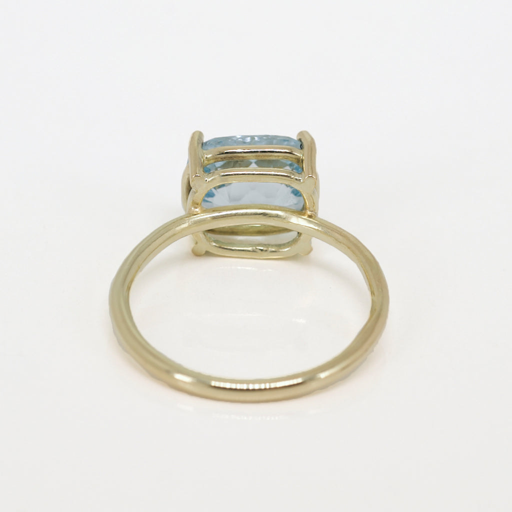 gouden ring met blauw topaas