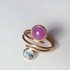 18k gouden ring met robijn en blauw topaas